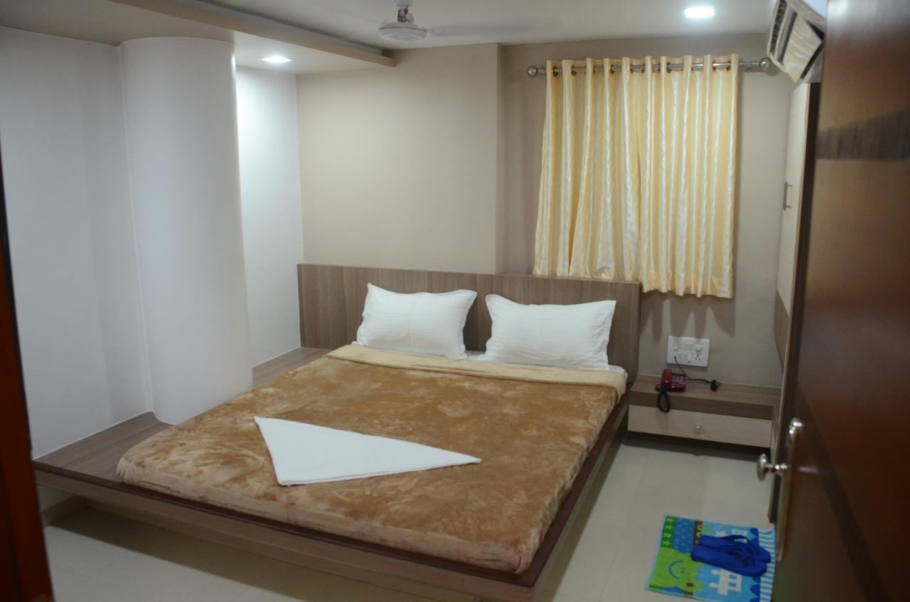 Hotel Ideal Vadodara Exterior foto