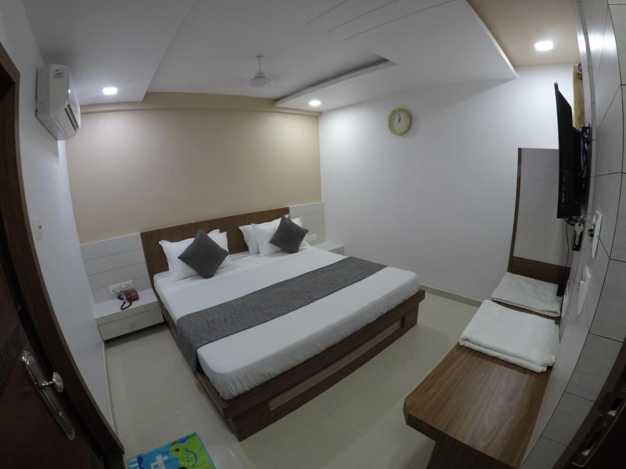 Hotel Ideal Vadodara Exterior foto